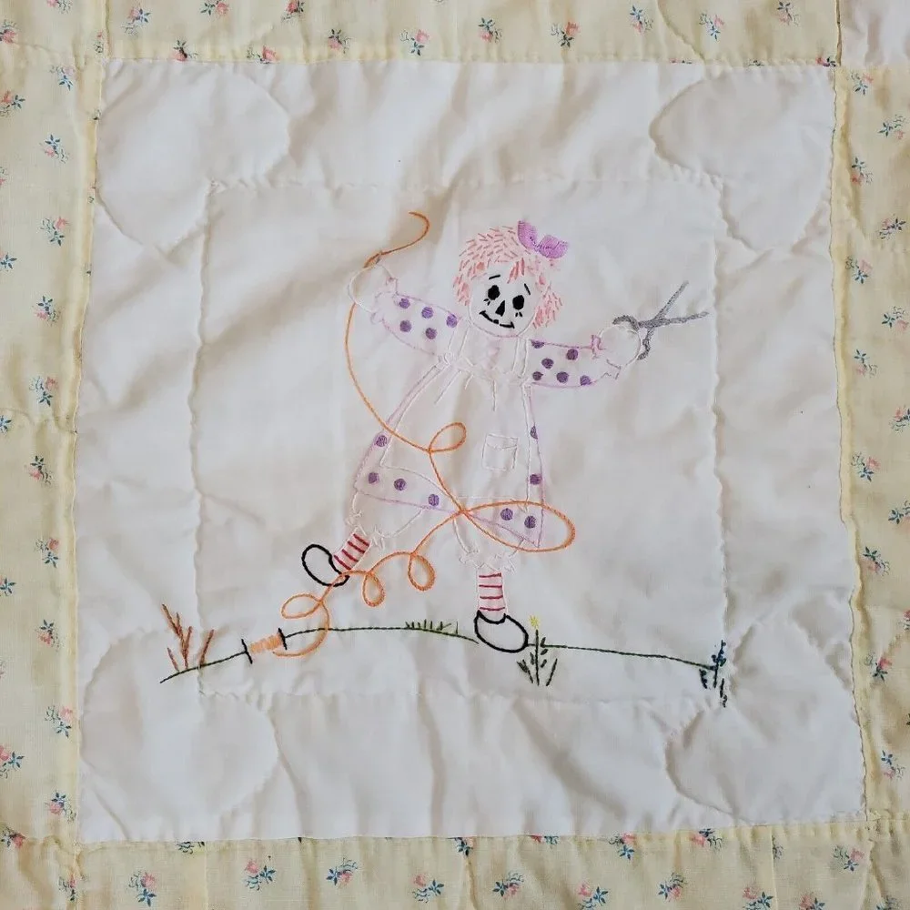 VTG‎ Raggedy Ann Yellow Floral Quilt Coverlet Baby Blanket Girl W Pillow 47 X 47